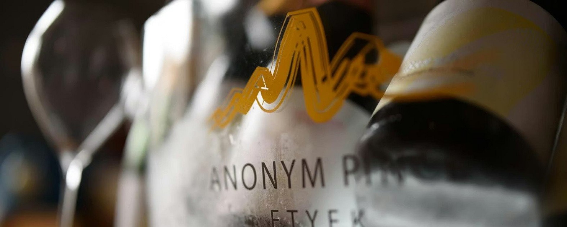Anonym Pince – Etyek pezsgőeleganciája családi kézjeggyel.